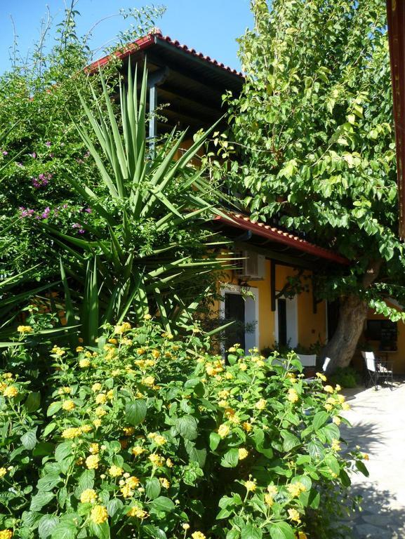 Meliti Guesthouse Akrata Exterior photo