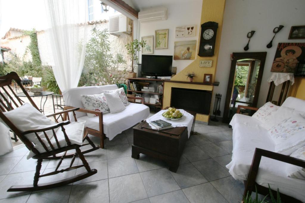 Meliti Guesthouse Akrata Exterior photo